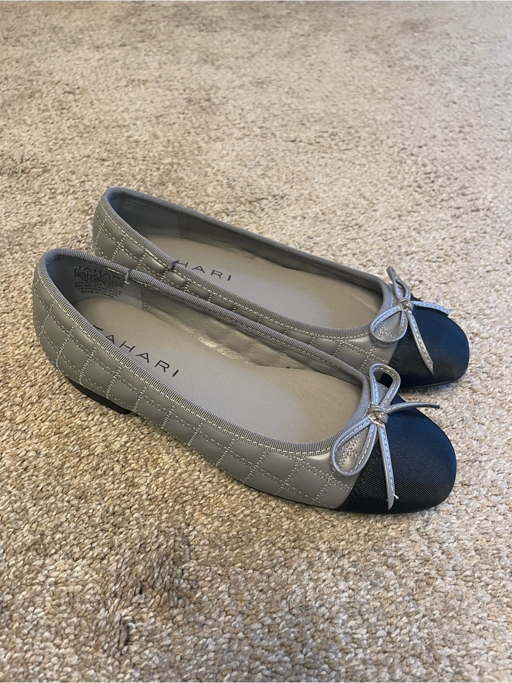 TAHARI Chateau Womens Gray Quilted Ballet Flats with Black Cap Toe 6.5 Bow